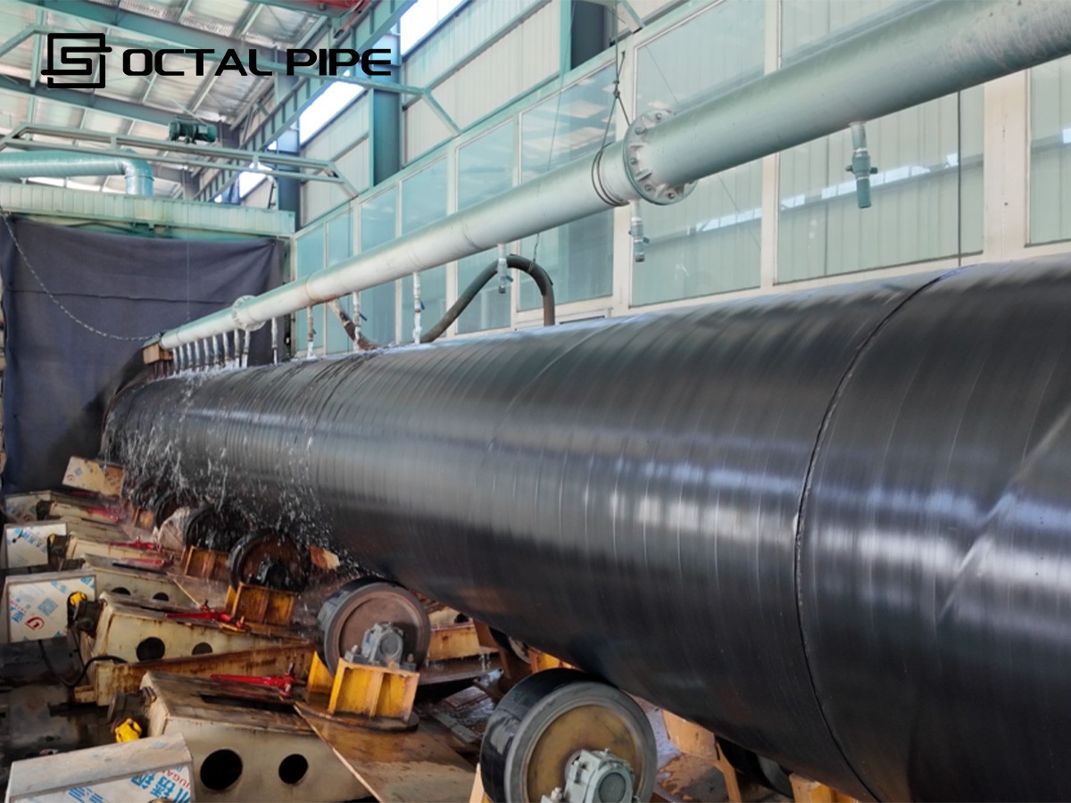 3LPE coated steel pipe undergoing water quenching cooling process 3LPE coated steel pipe undergoing water quenching cooling process